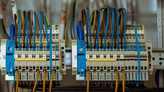 港口龙门吊OPC采集网关选型与防雷抗干扰指南